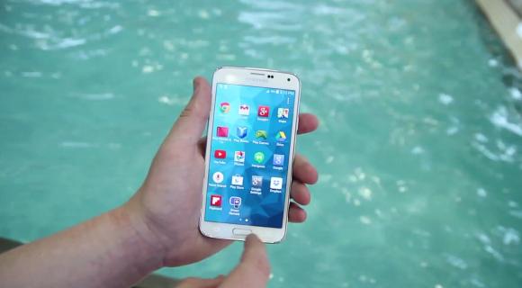 140407-samsung-galaxy-s5-water-swim-test