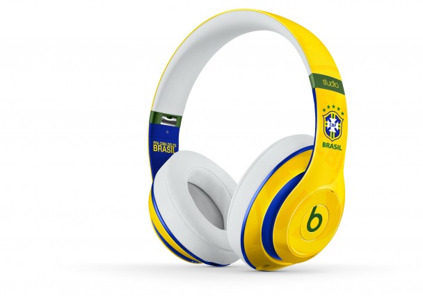 beats-overear-studio-yellowwhite-zoom-thrqrtright-O-608x426