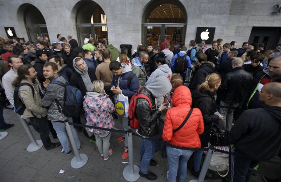 dozens-upon-dozens-of-people-waiting-in-line-in-berlin-to-get-the-iphone-6