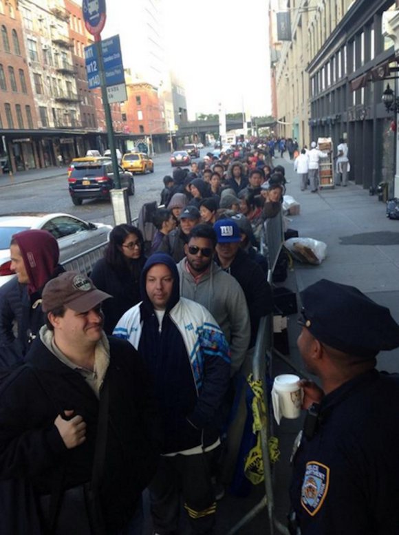 the-meatpacking-district-in-new-york-city-was-packed-with-apple-fans